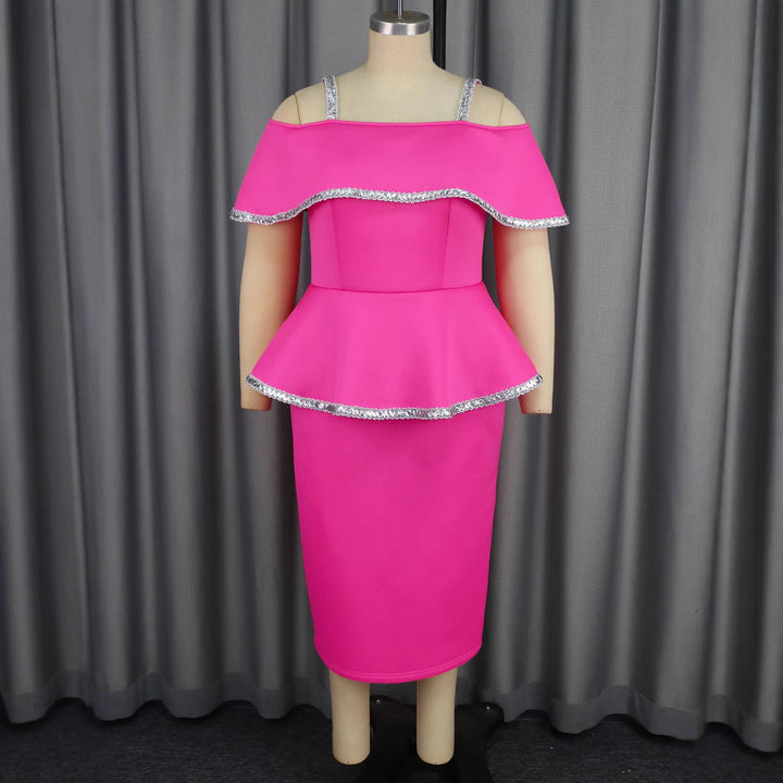 Glamouröses Glitzer Abendkleid schulterfrei für Damen. Magenta Peplum-Kleid perfekt für Partys und Events.
