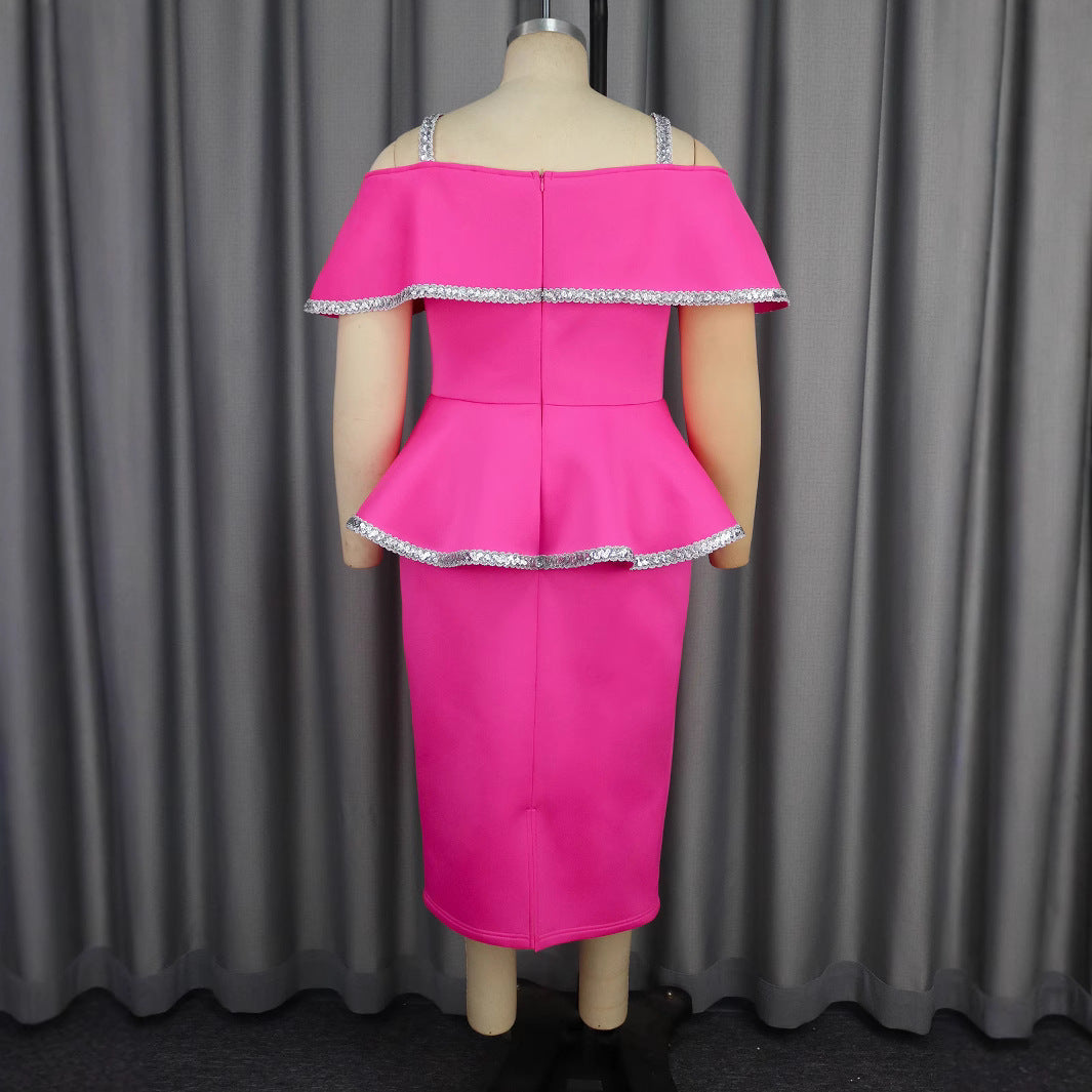Feminines Magenta Cocktailkleid mit Peplum und funkelndem Glitzer. Schulterfreies Design für stilvolle Auftritte.