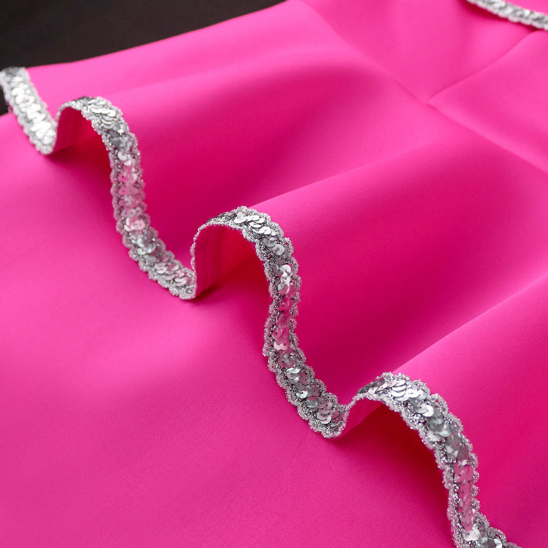 Festliches Damen Peplum-Kleid, schulterfrei und elegant. Glitzerndes Design in Magenta für besondere Abende.