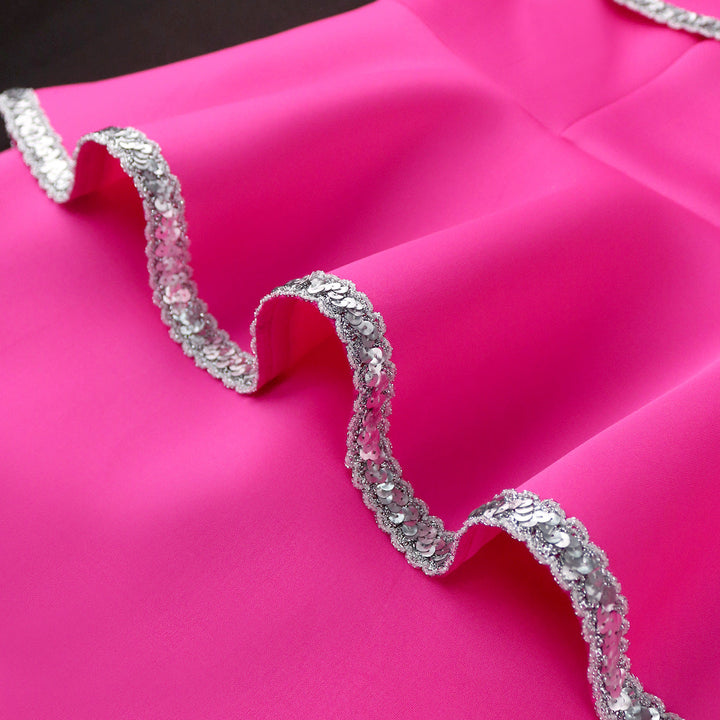 Festliches Damen Peplum-Kleid, schulterfrei und elegant. Glitzerndes Design in Magenta für besondere Abende.