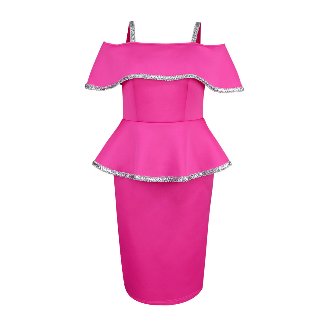 Stylisches schulterfreies Damenkleid mit Peplum-Detail. Funkelndes Magenta Glitzerkleid für einen glamourösen Look.