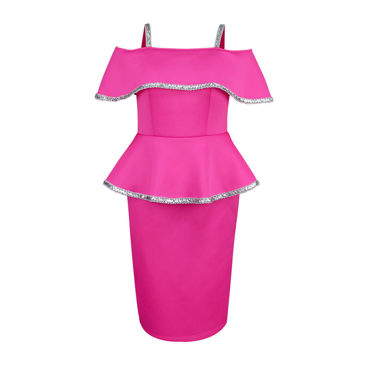 Stylisches schulterfreies Damenkleid mit Peplum-Detail. Funkelndes Magenta Glitzerkleid für einen glamourösen Look.