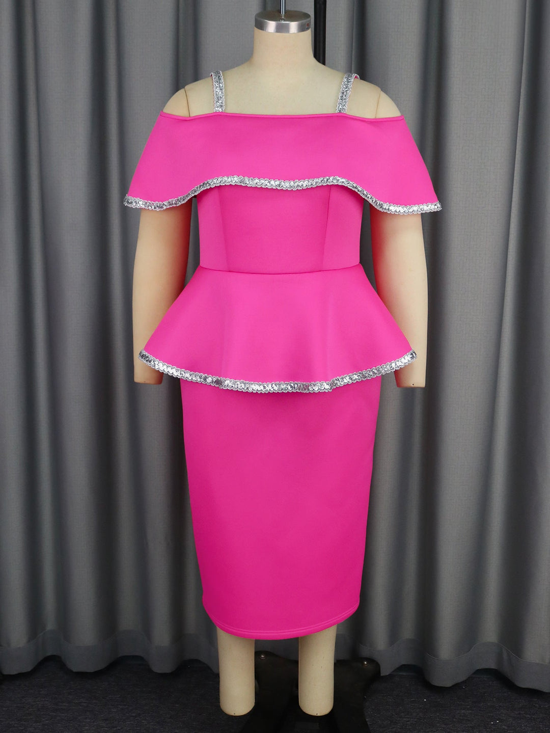Elegantes Magenta Peplum-Abendkleid für Damen. Schulterfrei mit schimmerndem Glitzer – perfekt für jede Party.