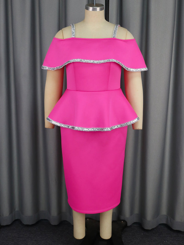 Elegantes Magenta Peplum-Abendkleid für Damen. Schulterfrei mit schimmerndem Glitzer – perfekt für jede Party.