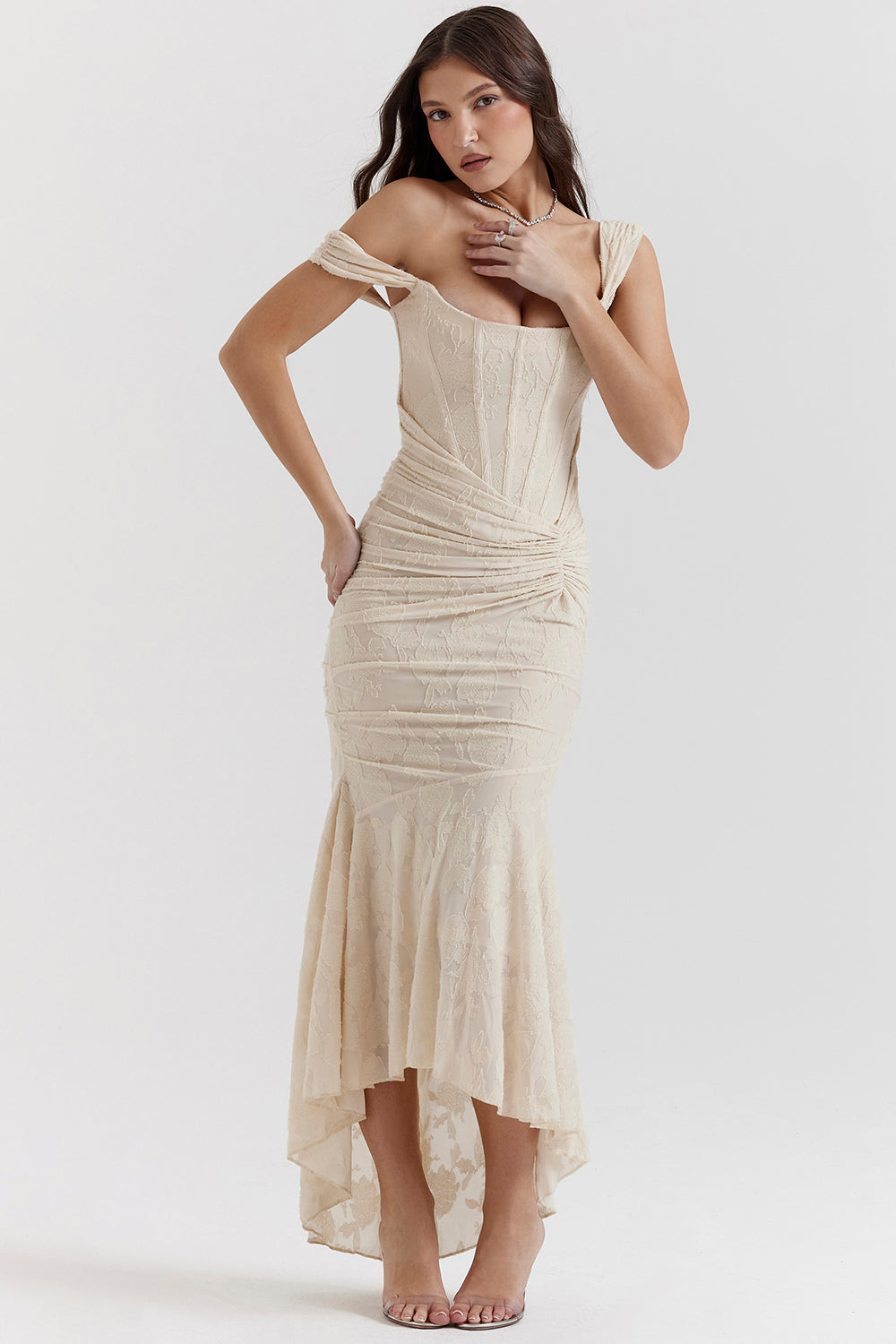 Wandelbares schulterfreies Gerafftes Kleid für Damen, flexibel für verschiedene festliche Anlässe.
