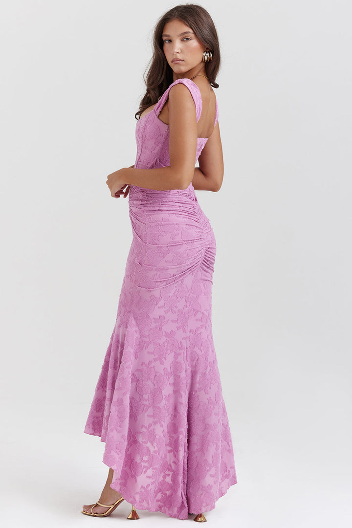 Beiges, elegantes Damen Abendkleid, schulterfrei und gerafft, ideal für Hochzeiten und besondere Anlässe.