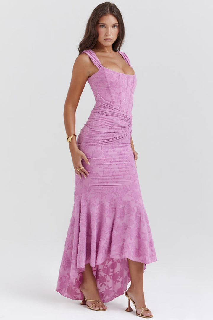 Schwarzes schulterfreies Gerafftes Kleid "Olivia", stilvolle Abendmode für Damen.