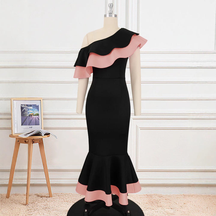 Luftiges schulterfreies Sommer-Wickelkleid mit Rüschensaum, perfekt als Partykleid oder für festliche Anlässe.
