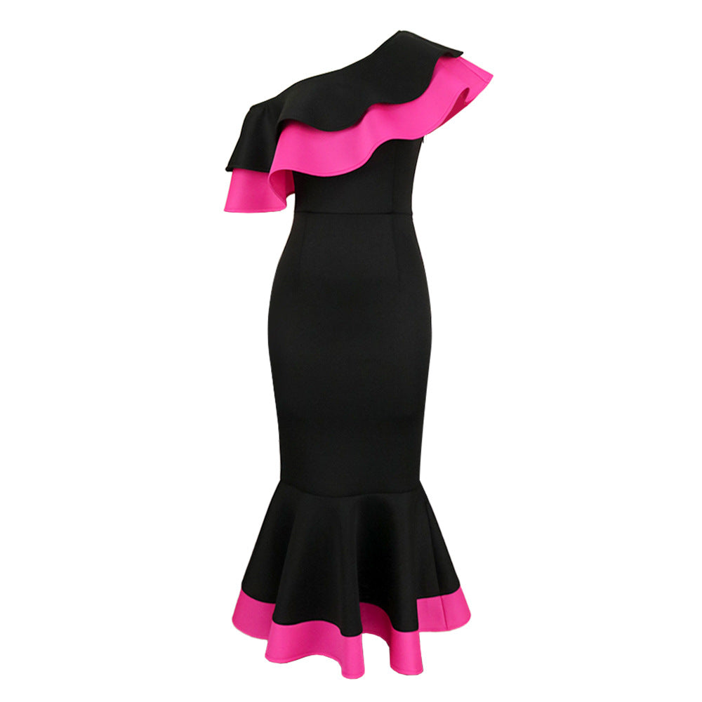Schickes Abend- & Partykleid für Damen, schulterfrei und figurbetont, mit Wickel-Detail und Rüschensaum.