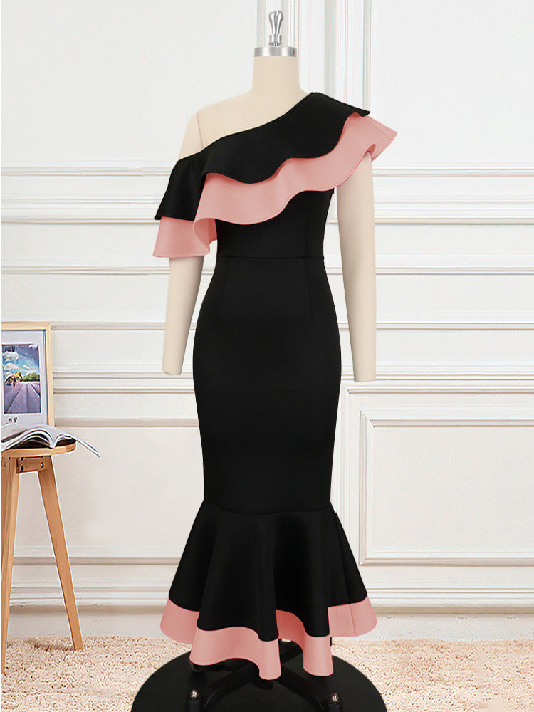 Trendiges schulterfreies Damenkleid mit Wickeloptik und elegantem Rüschensaum, modern für jeden besonderen Anlass.