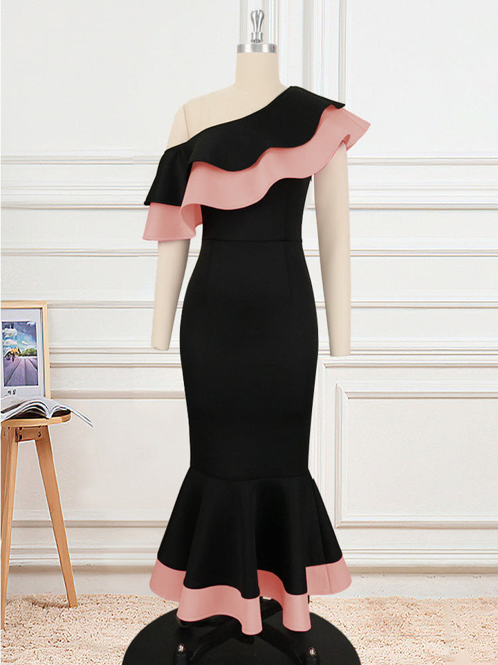 Trendiges schulterfreies Damenkleid mit Wickeloptik und elegantem Rüschensaum, modern für jeden besonderen Anlass.