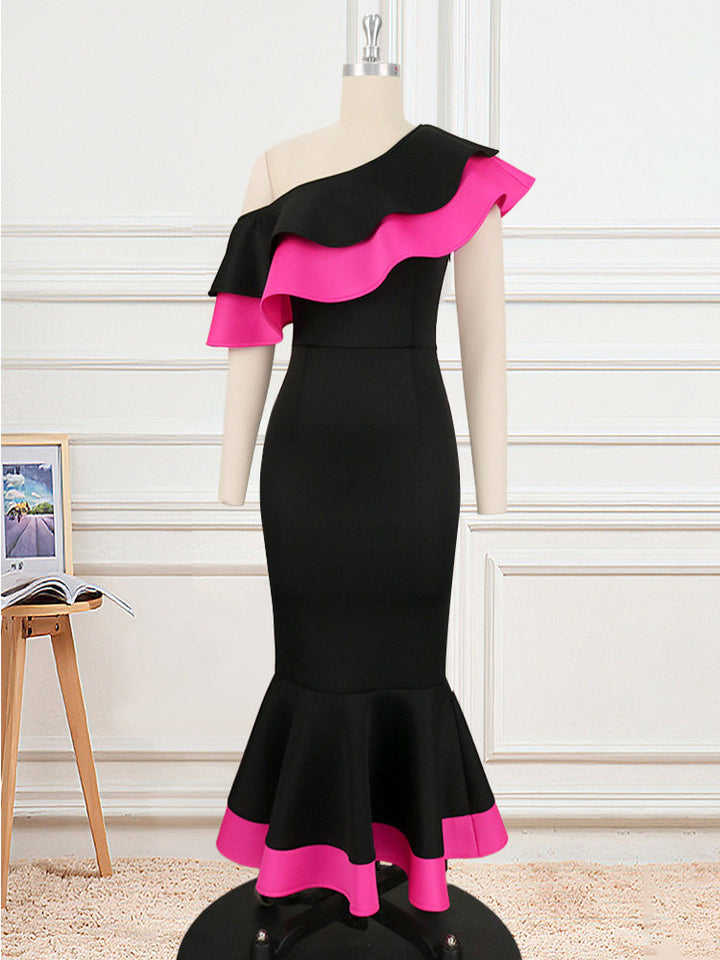 Feminines schulterfreies Wickelkleid mit fließendem Rüschensaum, ein elegantes Partykleid für Damen.
