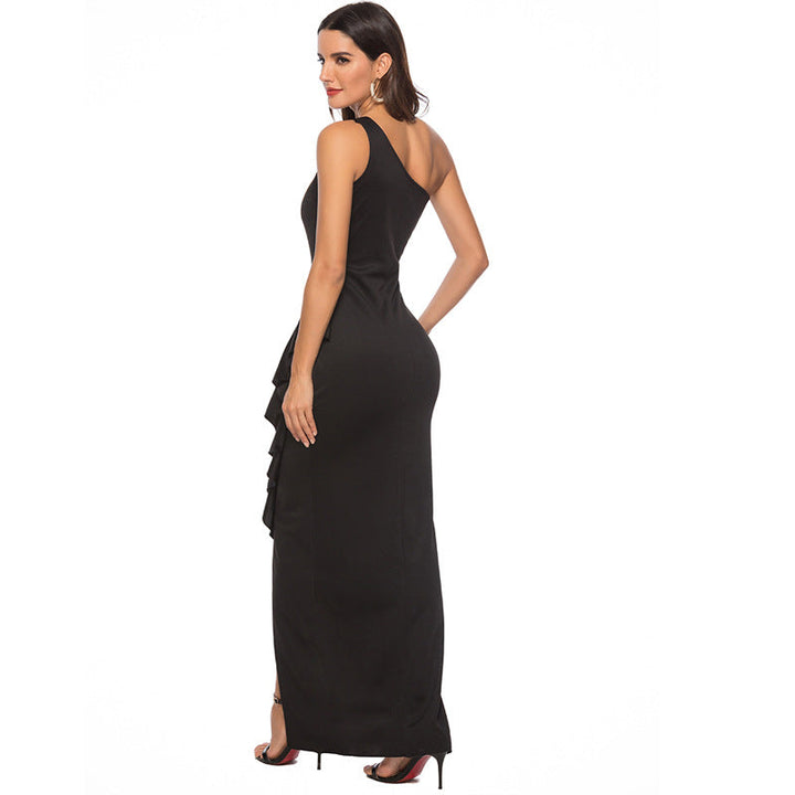 Figurbetontes schwarzes Abendkleid mit asymmetrischen Rüschen für Damen, ideal für besondere Anlässe & Abendgarderobe.