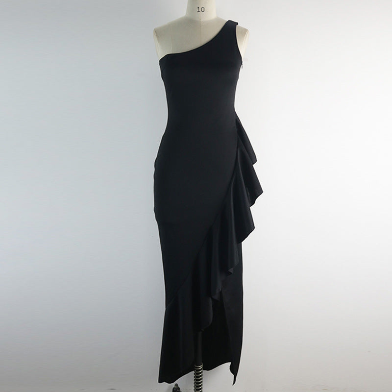Modell präsentiert elegantes schwarzes Damen-Abendkleid mit asymmetrischen Rüschen, ideal für Gala & Partykleid.