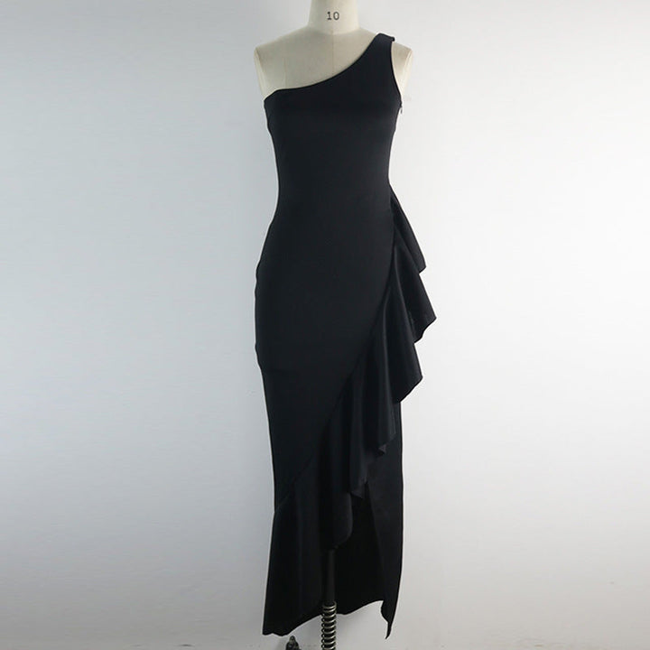 Modell präsentiert elegantes schwarzes Damen-Abendkleid mit asymmetrischen Rüschen, ideal für Gala & Partykleid.