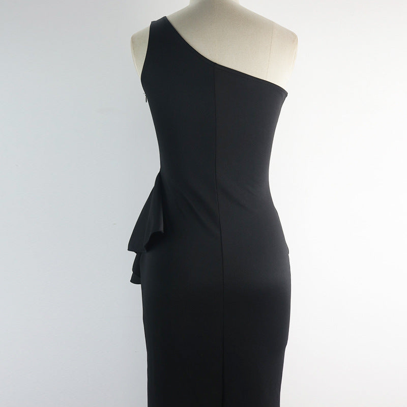 Festliches schwarzes Cocktailkleid für Damen mit eleganten asymmetrischen Rüschen, perfekt für stilvolle Abende.