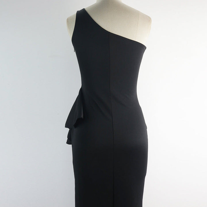 Festliches schwarzes Cocktailkleid für Damen mit eleganten asymmetrischen Rüschen, perfekt für stilvolle Abende.