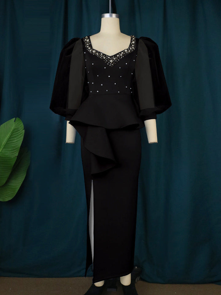 Langärmliges, elegantes Damen-Abendkleid in Schwarz mit Perlen, Tüllärmeln und Herzausschnitt. Perfekt als Galakleid.