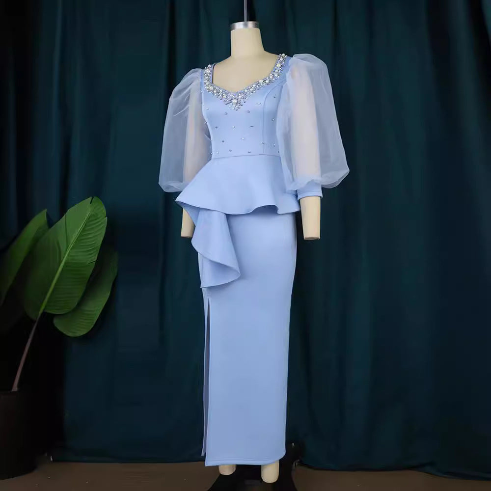 Festliches Damen-Abendkleid mit funkelnden Perlenapplikationen und opulenten Tüllärmeln. Elegant und lang.