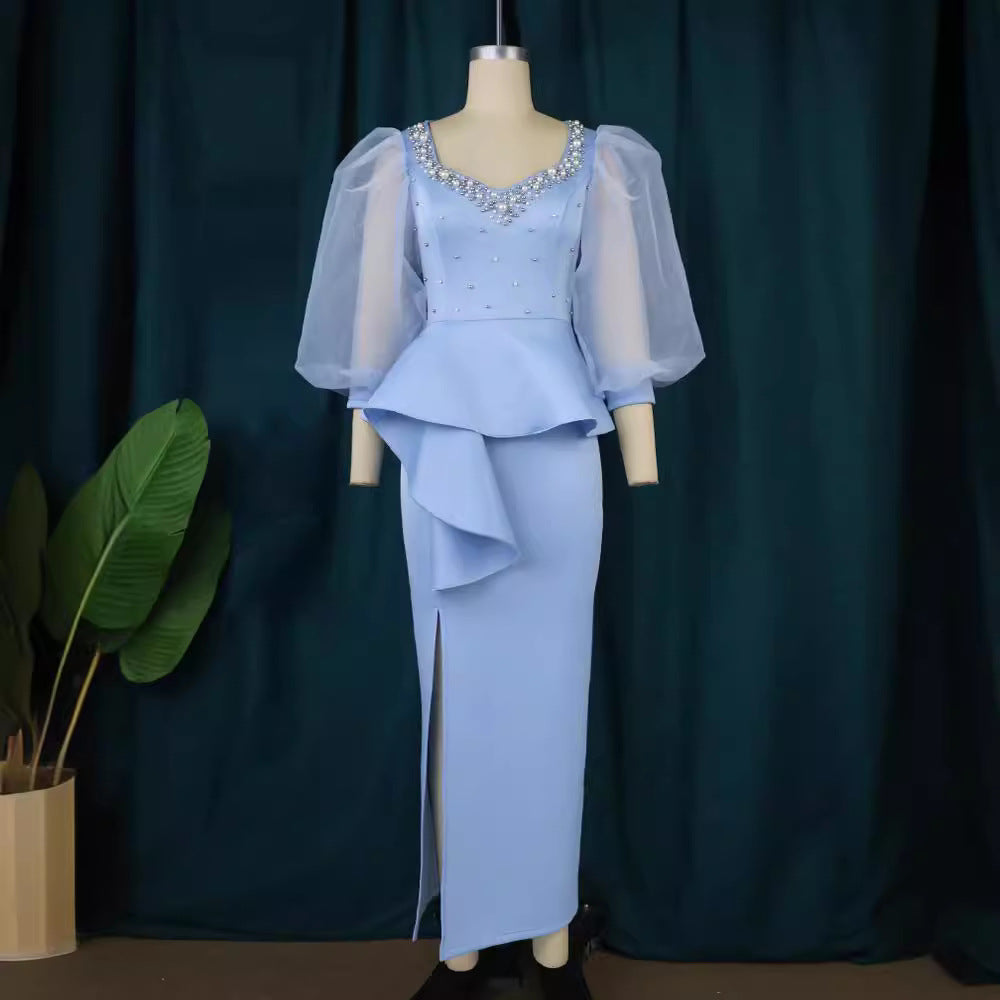 Langes schwarzes Abendkleid mit Herzausschnitt, Perlen und eleganten Tüllärmeln. Schick für besondere Anlässe.