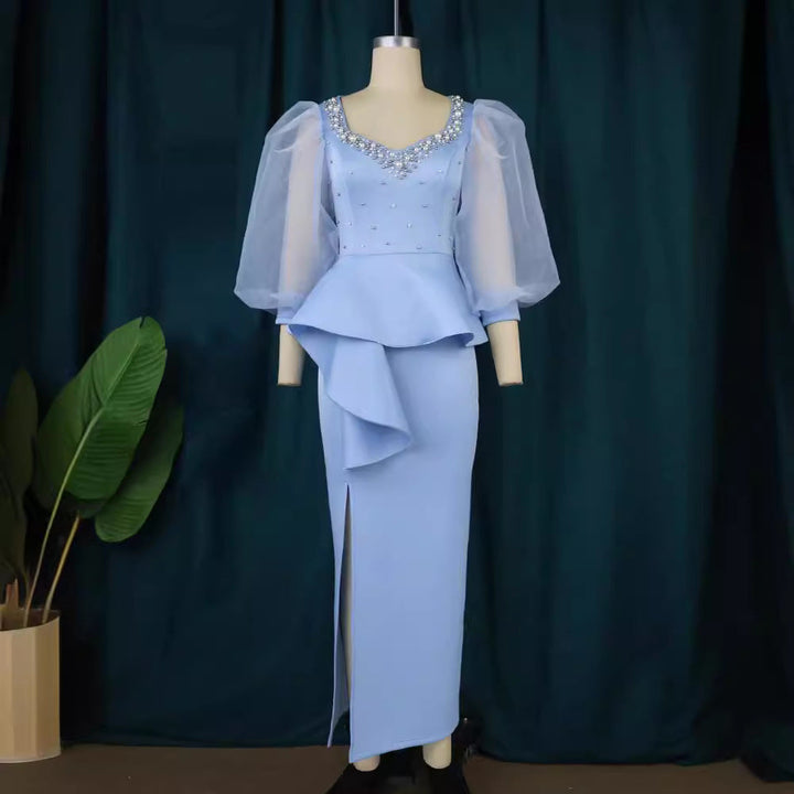 Langes schwarzes Abendkleid mit Herzausschnitt, Perlen und eleganten Tüllärmeln. Schick für besondere Anlässe.