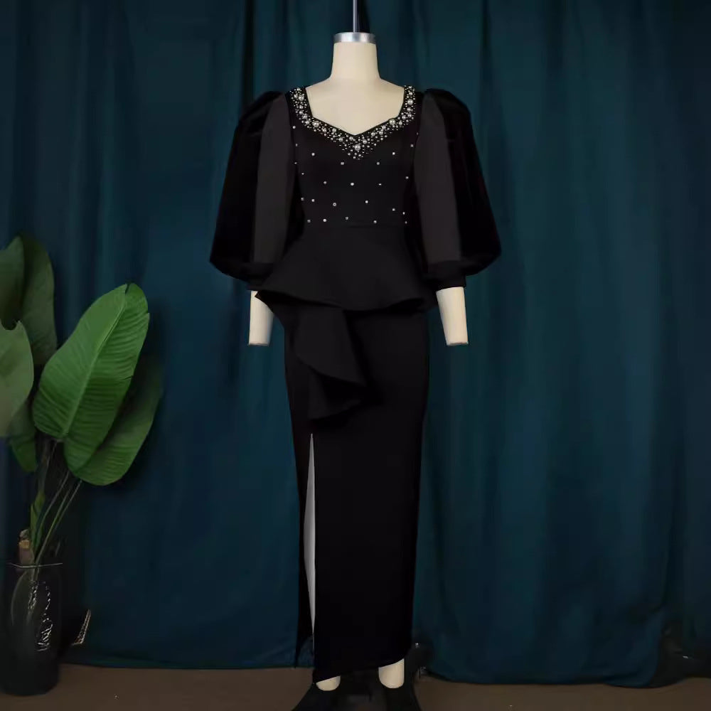 Himmelblaues, langes Damen-Abendkleid mit Herzausschnitt, glitzernden Perlen und femininen Tüllärmeln.