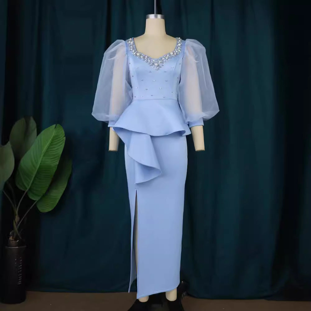 Stilvolles himmelblaues langes Abendkleid mit Herzausschnitt, funkelnden Perlen und eleganten Tüllärmeln.
