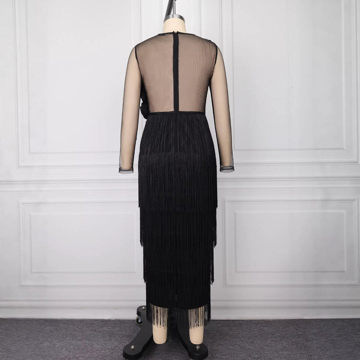 Schwarzes Abendkleid, elegant, mit aufwendigen Rüschendetails und schicken Fransen. Perfekt für festliche Events.