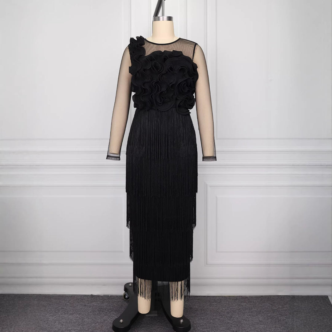 Stilvolles Damen Rüschen-Fransenkleid in Schwarz, mit eleganten transparenten Ärmeln und voluminösen Details.