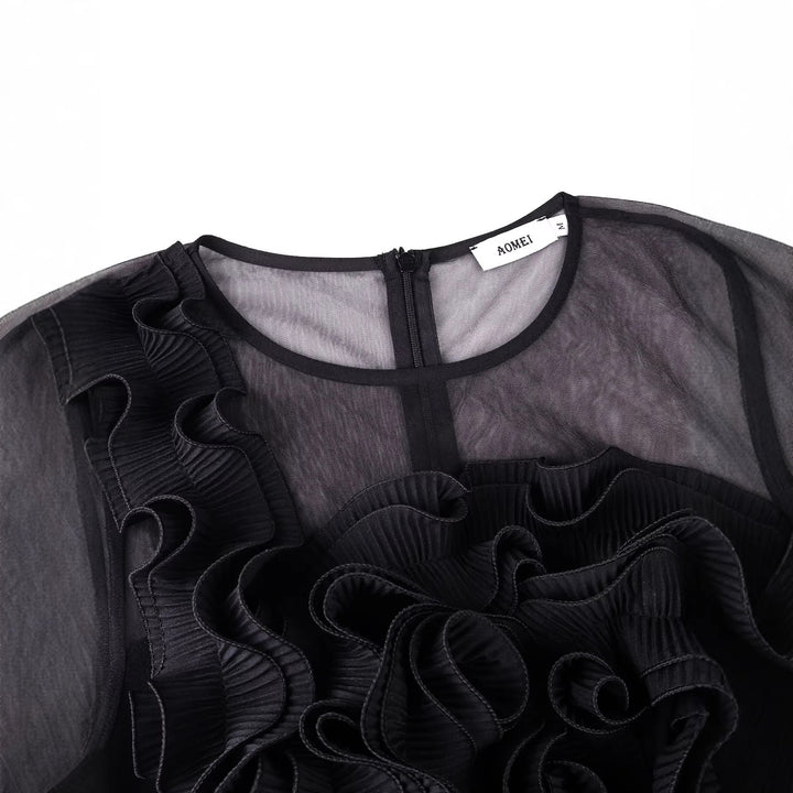 Elegantes schwarzes Damenkleid für besondere Anlässe, mit einzigartigen Fransen und Rüschen. Festlich & stilvoll.