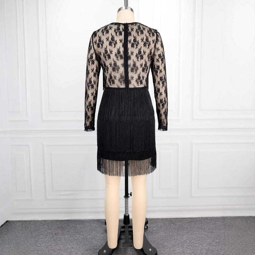 Schwarzes figurbetontes Partykleid für Damen mit elegantem V-Ausschnitt, Spitzenärmeln & Fransen. Knielang & stilvoll.