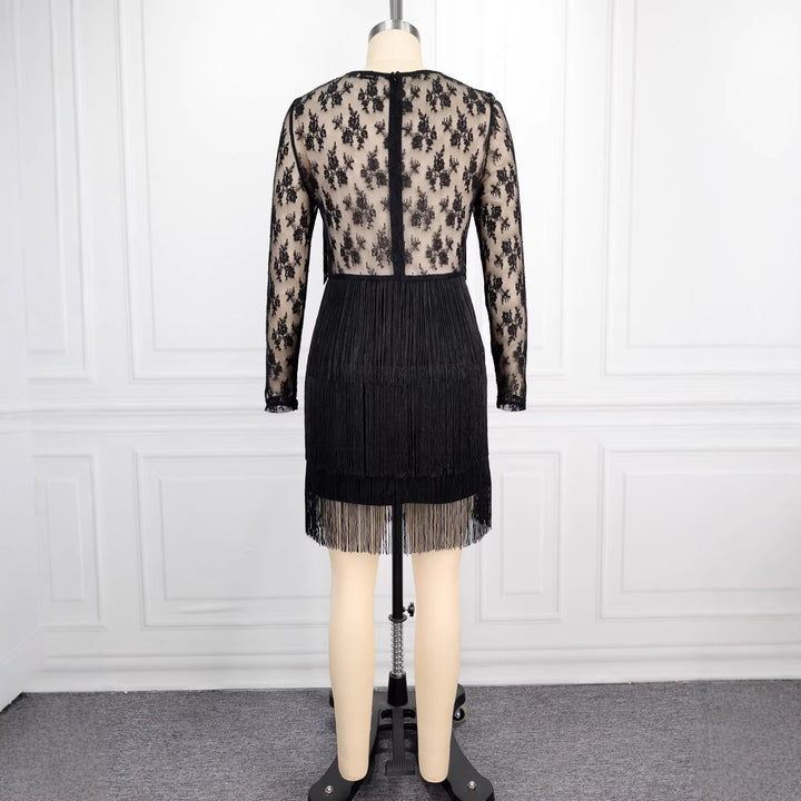 Schwarzes figurbetontes Partykleid für Damen mit elegantem V-Ausschnitt, Spitzenärmeln & Fransen. Knielang & stilvoll.