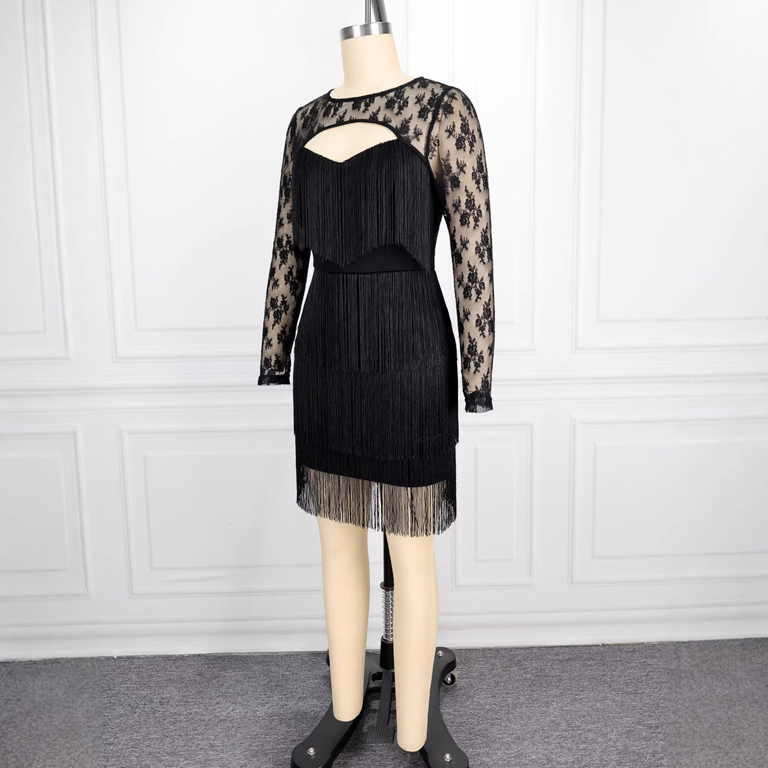 Elegantes schwarzes Damen-Abendkleid mit Spitze & Fransen, figurbetont geschnitten. Perfekt für den glamourösen Auftritt.