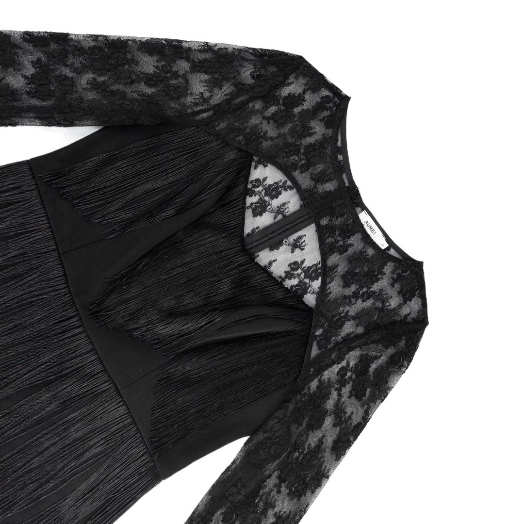Modernes Damen-Spitzenkleid in Schwarz, mit transparenten Ärmeln und dekorativen Fransen. Festlich und sehr modisch.