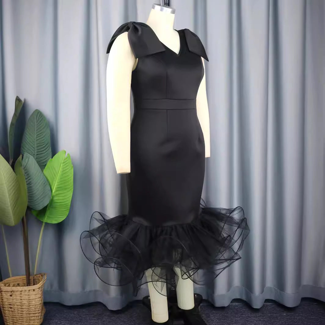 Schwarzes Cocktailkleid für besondere Anlässe mit auffälligem V-Ausschnitt, zarten Tüll-Details & Ärmeln.