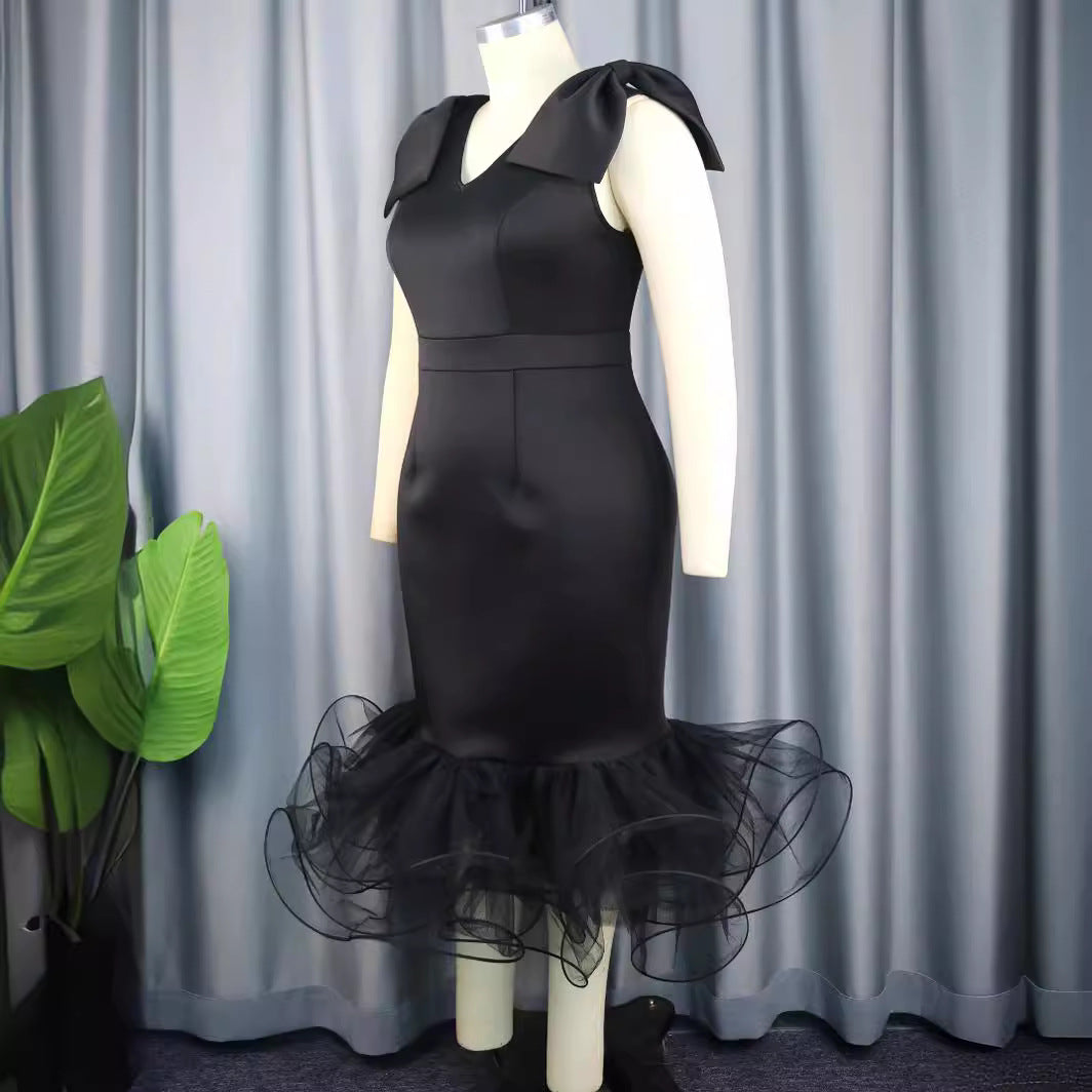 Feminines, langes Abendkleid in Schwarz mit eleganten Tüllrüschen am Rock & V-Ausschnitt; Partydress.