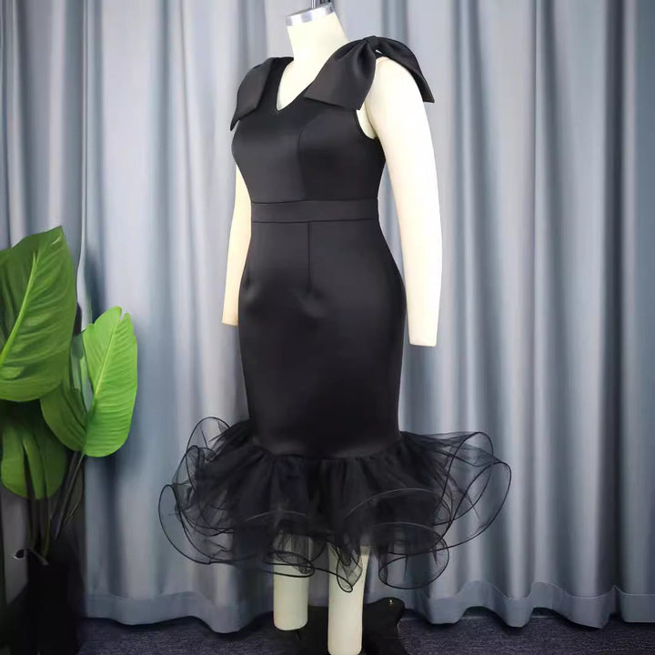 Feminines, langes Abendkleid in Schwarz mit eleganten Tüllrüschen am Rock & V-Ausschnitt; Partydress.