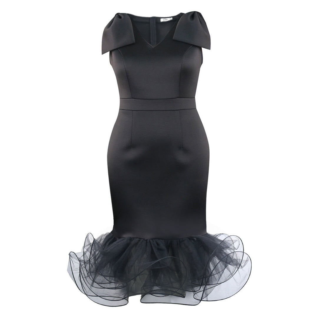 Zeitloses Damen-Abendkleid in Schwarz, mit V-Ausschnitt & modischen Tüllrüschen für einen edlen Look.