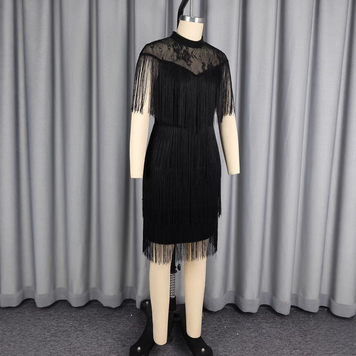Schwarzes Partykleid für Hochzeitsgäste, mit luxuriöser Spitze am Oberteil und fließenden Fransenrock.