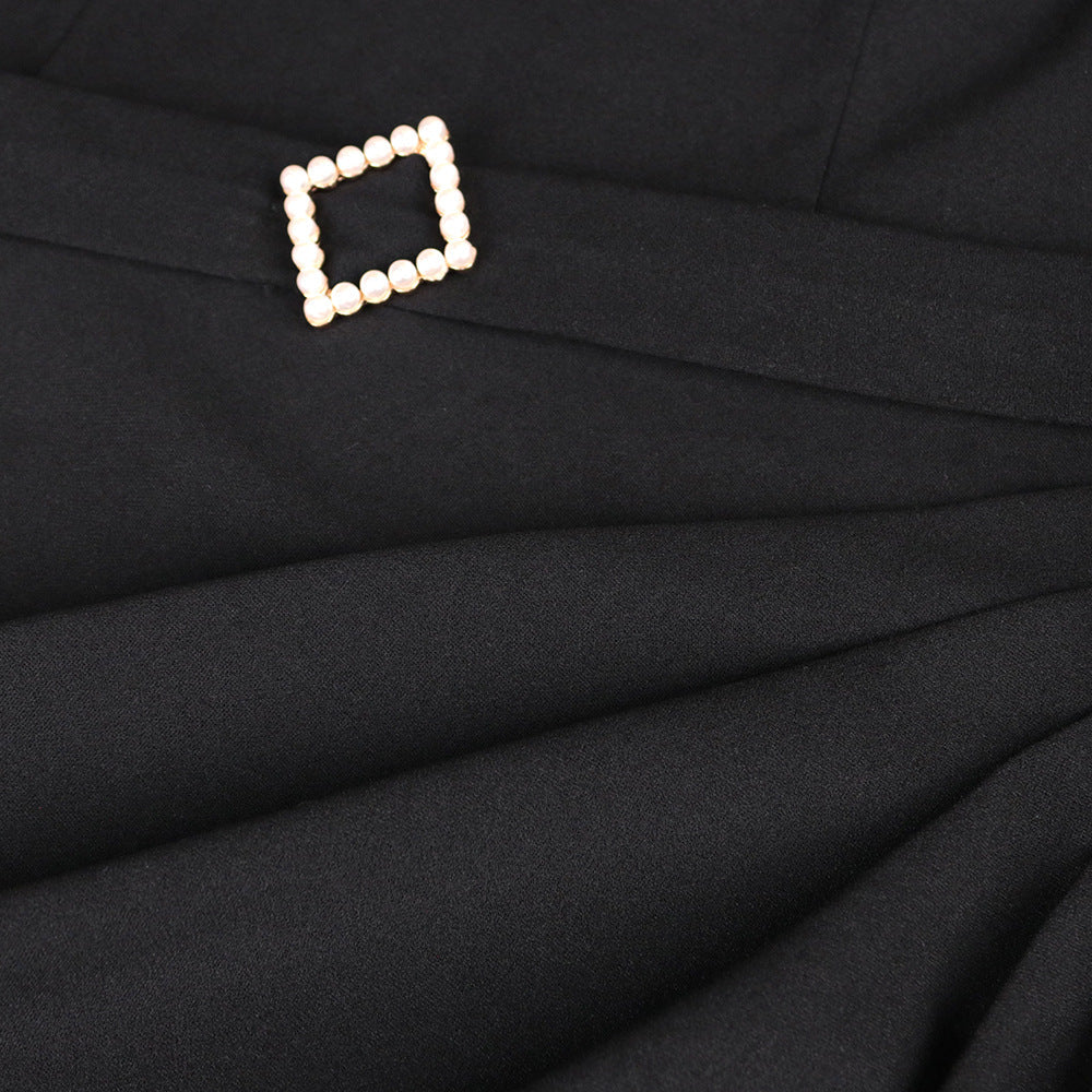 Modisches schwarzes Damen Midi-Kleid. Elegantes Design mit V-Ausschnitt und Puffärmeln für Feierlichkeiten.