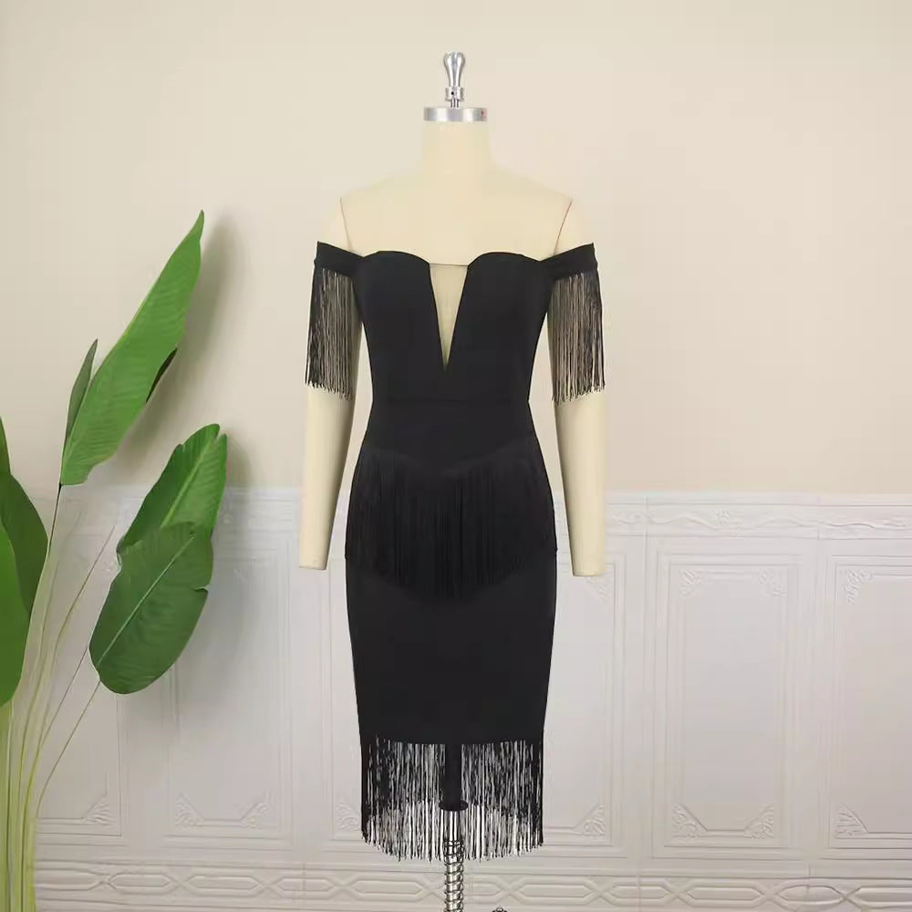 Schickes schwarzes Damen Partykleid, schulterfrei mit auffälligen Fransenärmeln. Perfekt für festliche Abende.