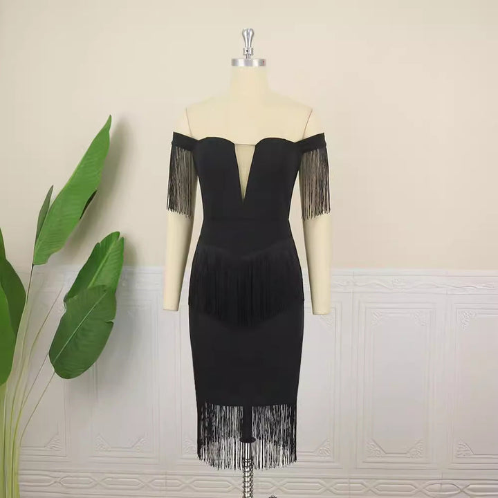 Schickes schwarzes Damen Partykleid, schulterfrei mit auffälligen Fransenärmeln. Perfekt für festliche Abende.