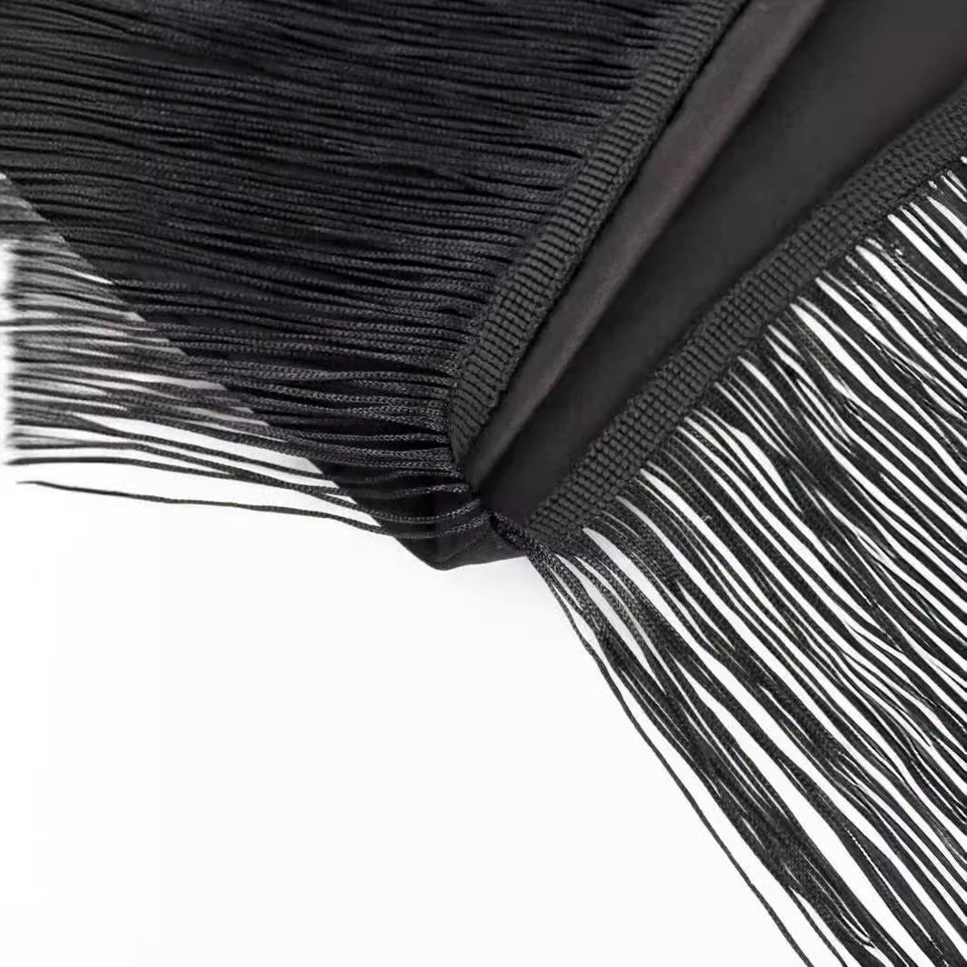 Festliches schwarzes Damen Cocktailkleid, Off-Shoulder Design mit einzigartigen Fransenärmeln. Ideal für Feiern.