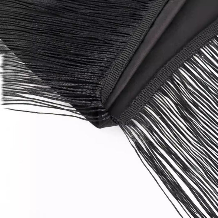 Festliches schwarzes Damen Cocktailkleid, Off-Shoulder Design mit einzigartigen Fransenärmeln. Ideal für Feiern.