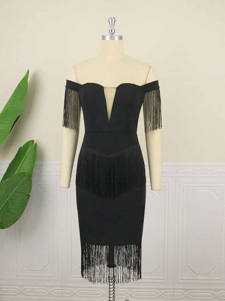 Süßes schwarzes Damen Cocktailkleid, schulterfrei mit schicken Fransenärmeln. Elegante Mode für besondere Events.