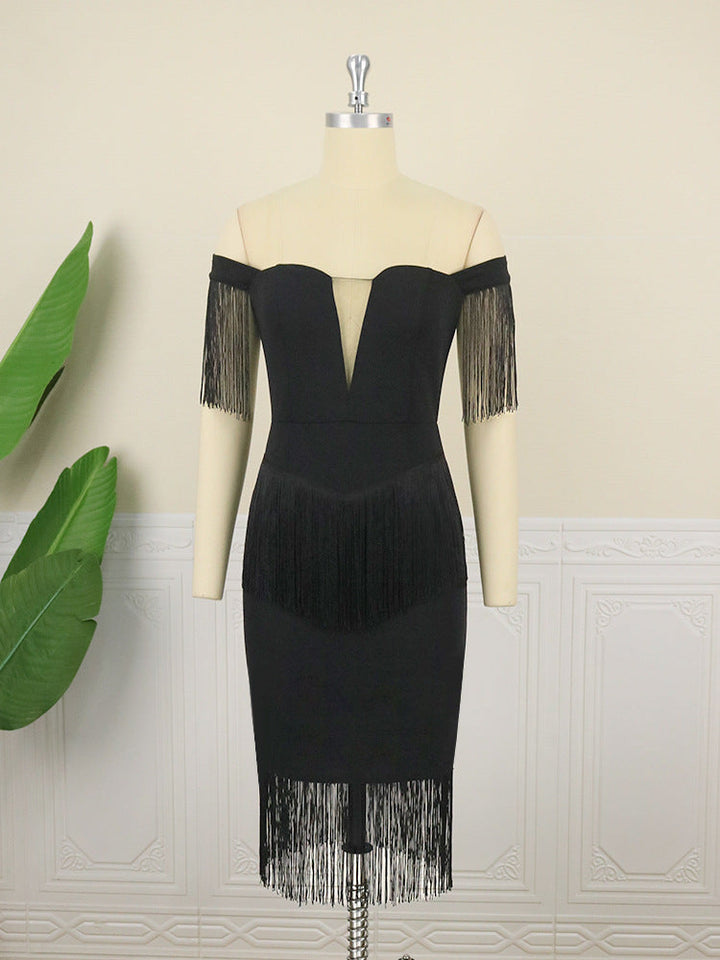 Süßes schwarzes Damen Cocktailkleid, schulterfrei mit schicken Fransenärmeln. Elegante Mode für besondere Events.