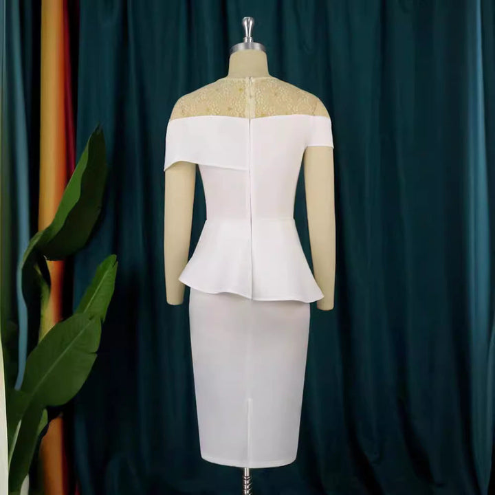 Modisches schwarzes Abendkleid für Damen. Elegantes Peplum-Design mit Spitzen, perfekt für einen stilvollen Auftritt.