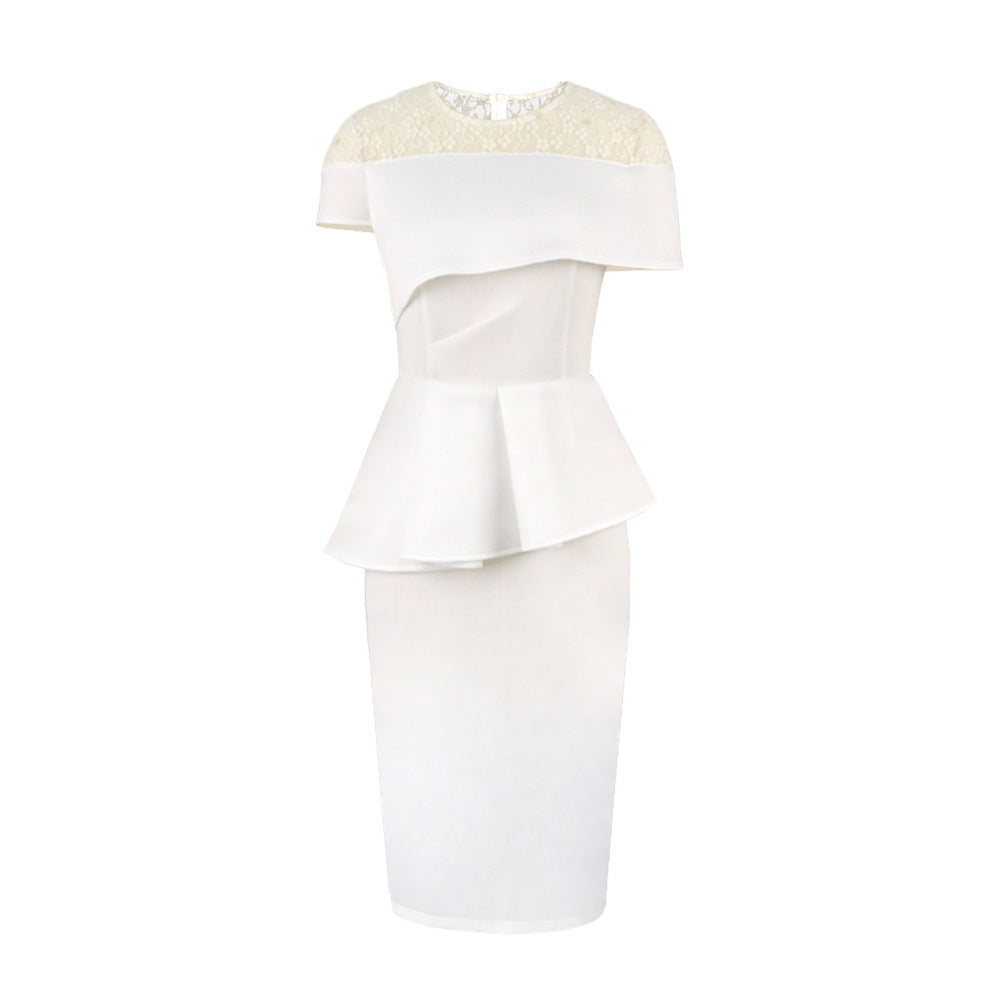 Festliches schwarzes Damen Spitzenkleid mit Peplum-Schnitt, das Eleganz und Modernität für Abendveranstaltungen vereint.