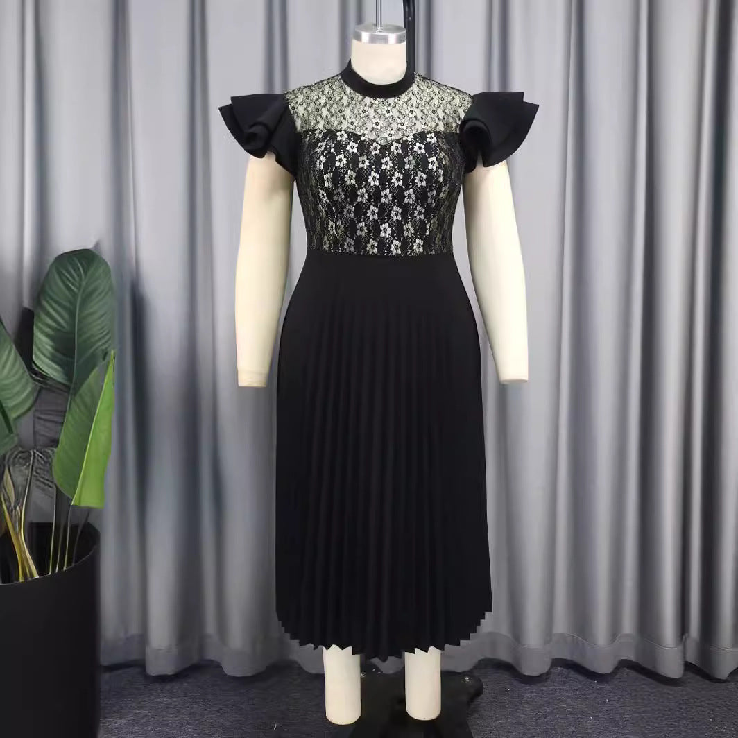Feminines schwarzes Plisseekleid für Damen mit zartem floralem Spitzenmieder und elegantem Faltenrock.