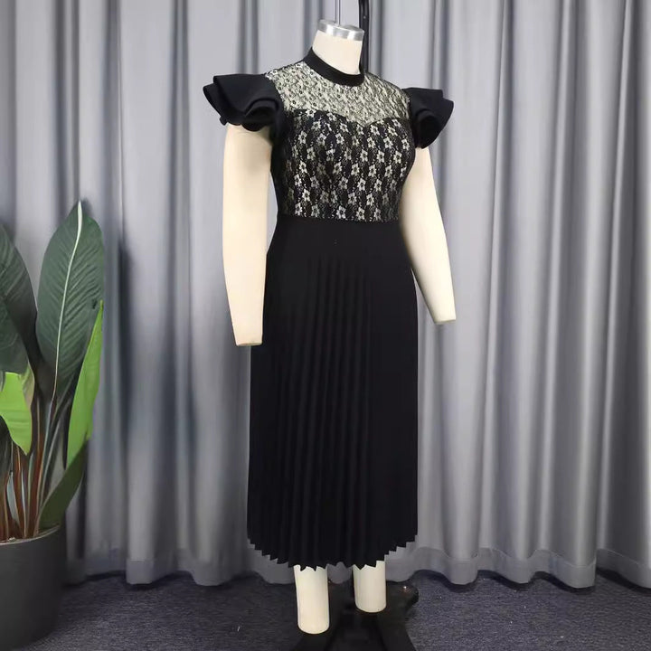 Schwarzes Damenkleid mit elegantem floralem Spitzenoberteil und fließendem Plisseerock; festlich & modern.